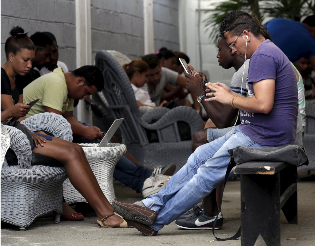 Personas conectadas al Wi-Fi en las zonas publicas de Cuba