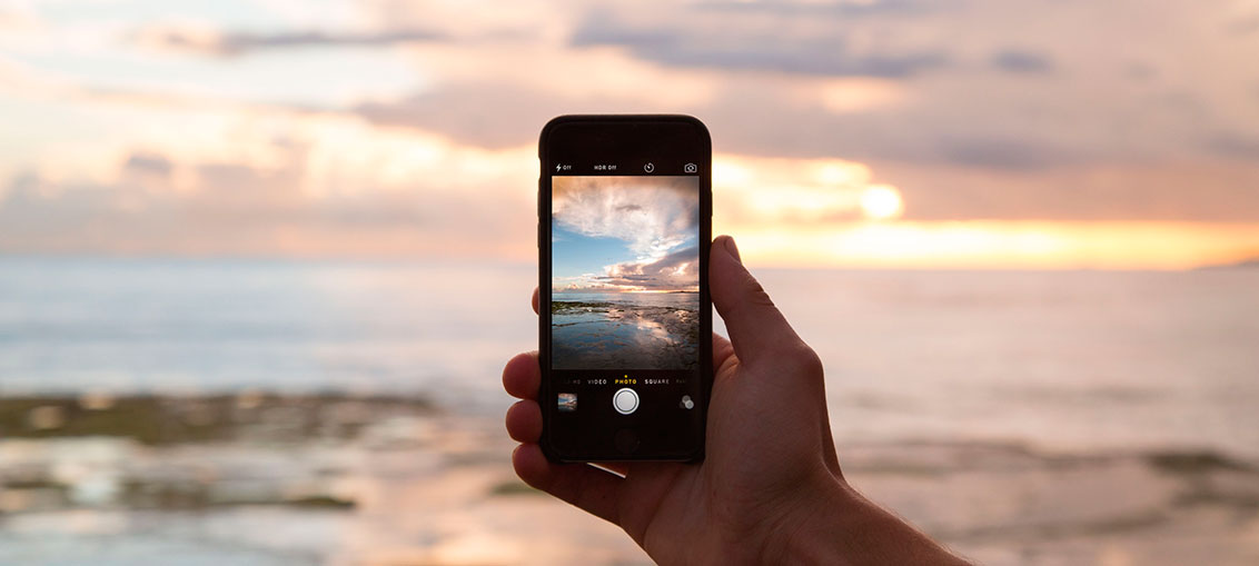tomando foto a la playa con el celular cuba