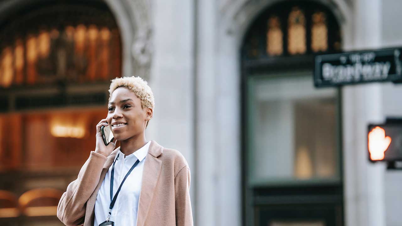mujer-afro-llamando-cuba-celular-movil-llamada-internacional